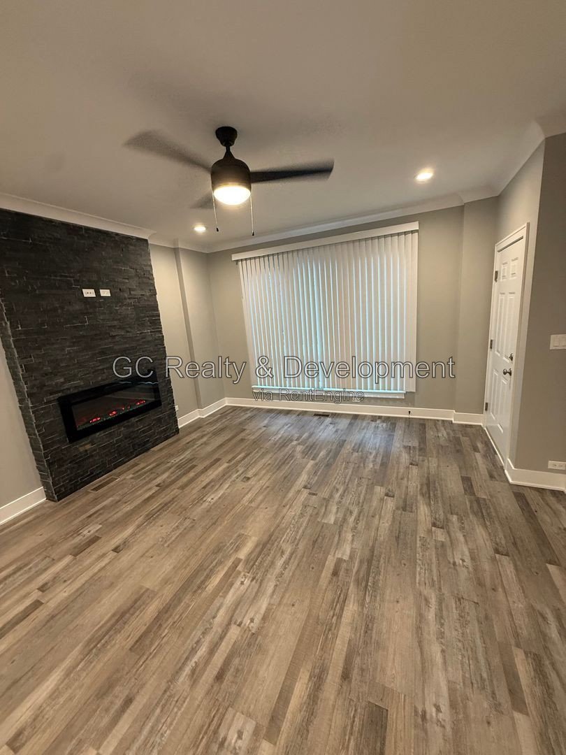 *** 3 BDRM - 2.5 BTH / 2000 SQFT / PET FRIENDLY / IN UNIT LAUNDRY / 2 PARKING SPOTS *** property image