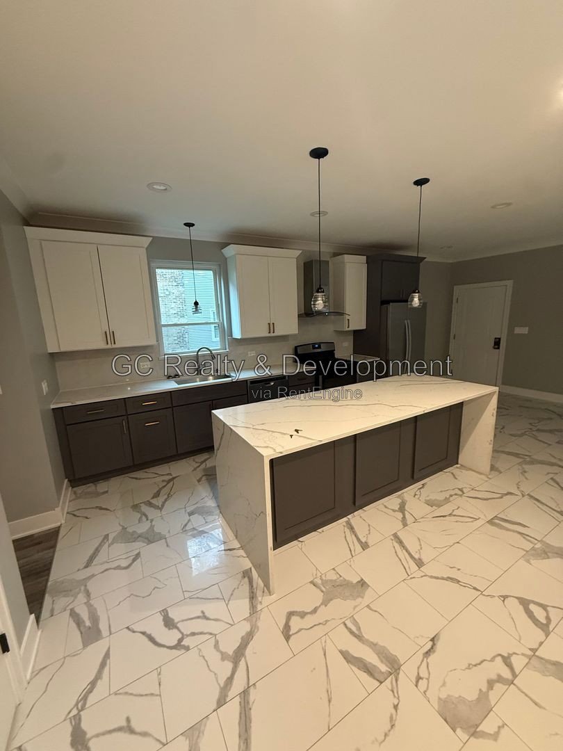 *** 3 BDRM - 2.5 BTH / 2000 SQFT / PET FRIENDLY / IN UNIT LAUNDRY / 2 PARKING SPOTS *** property image