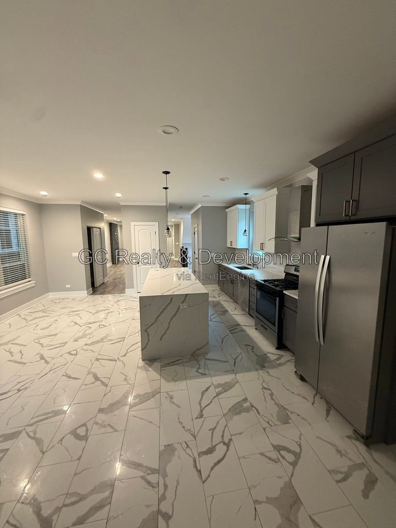 *** 3 BDRM - 2.5 BTH / 2000 SQFT / PET FRIENDLY / IN UNIT LAUNDRY / 2 PARKING SPOTS *** property image