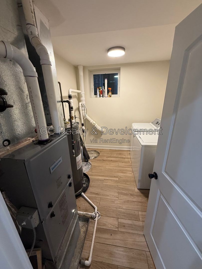 *** 3 BDRM - 2.5 BTH / 2000 SQFT / PET FRIENDLY / IN UNIT LAUNDRY / 2 PARKING SPOTS *** property image