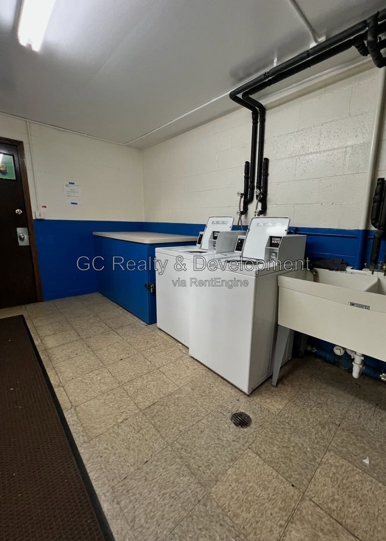*** 2 BDRM / STORAGE UNIT / PARKING INCLUDED / COMMON AREA LAUNDRY *** property image