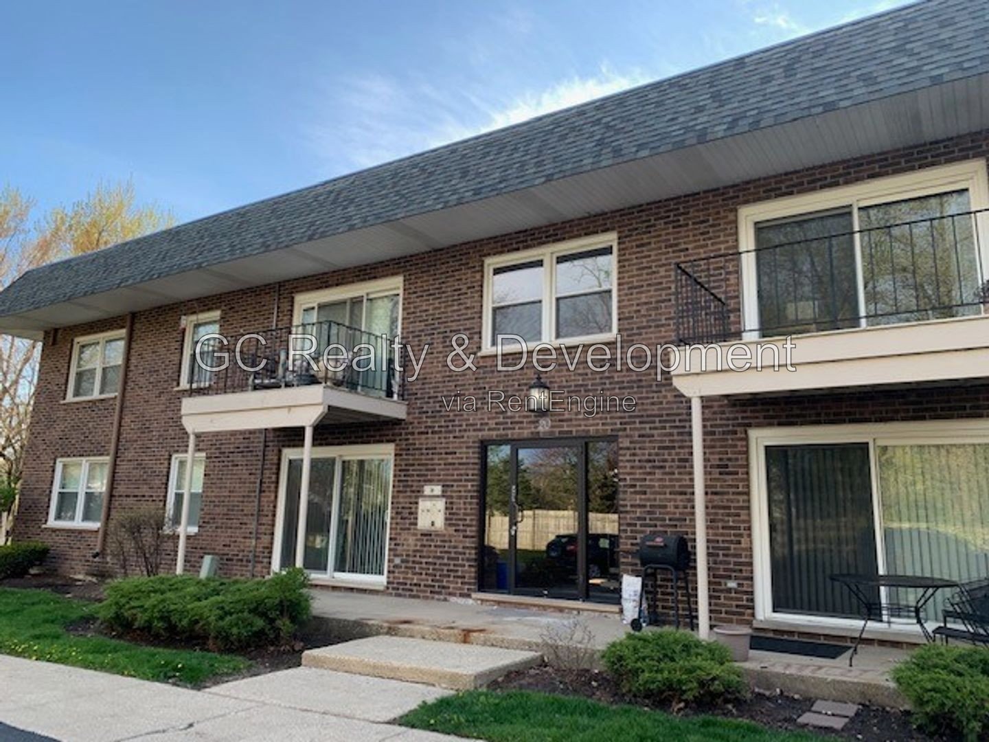 *** 2 BDRM / FIRST FLOOR UNIT / APPLIANCES INCL / PET FRIENDLY / LAUNDRY IN BUILDING *** property image