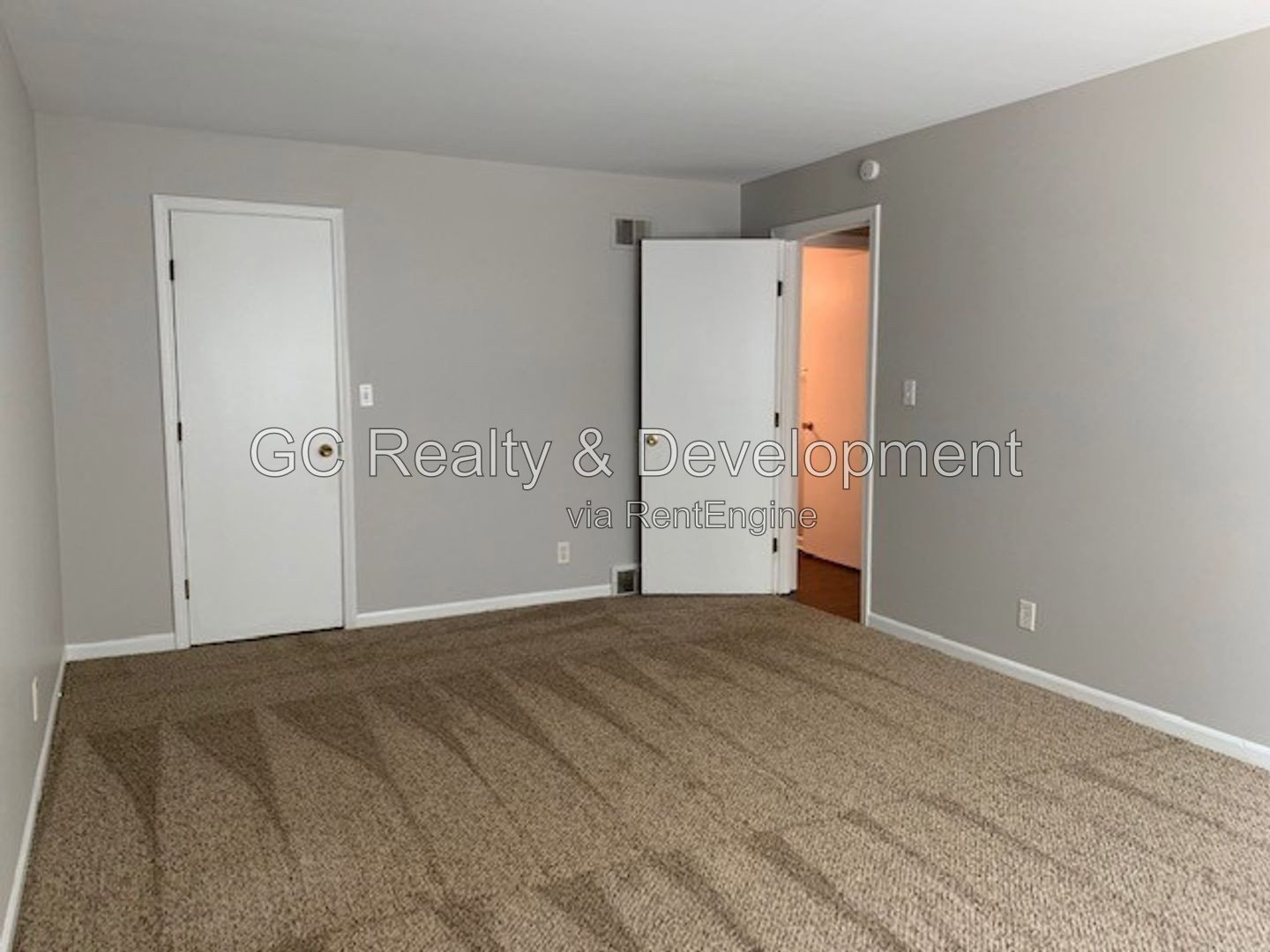 *** 2 BDRM / FIRST FLOOR UNIT / APPLIANCES INCL / PET FRIENDLY / LAUNDRY IN BUILDING *** property image