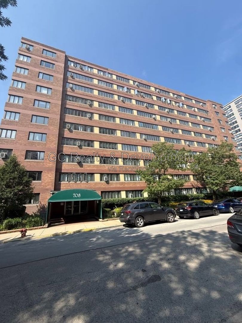 *** UPTOWN / 8TH FLOOR UNIT / ALL UTILITIES INCLUDED / WALK TO TRAIN / LAKE VIEWS *** property image