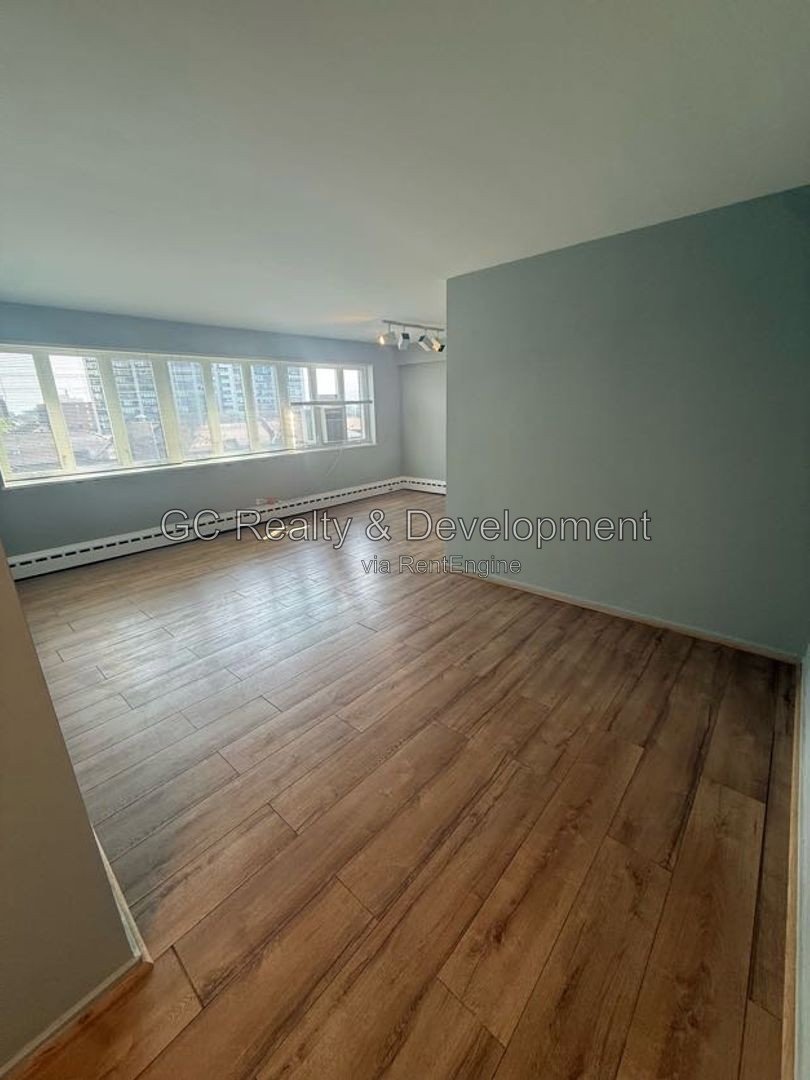 *** UPTOWN / 8TH FLOOR UNIT / ALL UTILITIES INCLUDED / WALK TO TRAIN / LAKE VIEWS *** property image