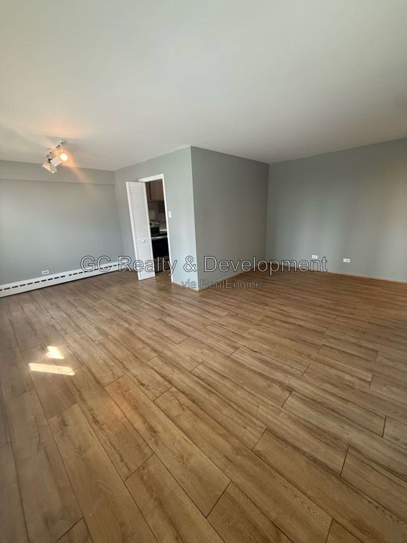*** UPTOWN / 8TH FLOOR UNIT / ALL UTILITIES INCLUDED / WALK TO TRAIN / LAKE VIEWS *** property image