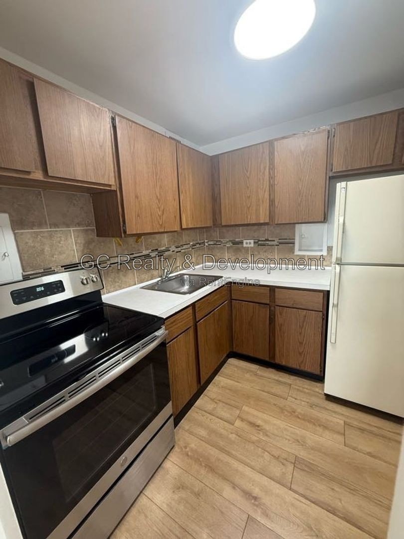 *** UPTOWN / 8TH FLOOR UNIT / ALL UTILITIES INCLUDED / WALK TO TRAIN / LAKE VIEWS *** property image