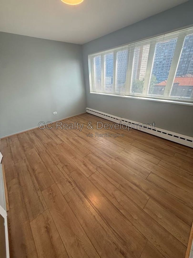*** UPTOWN / 8TH FLOOR UNIT / ALL UTILITIES INCLUDED / WALK TO TRAIN / LAKE VIEWS *** property image