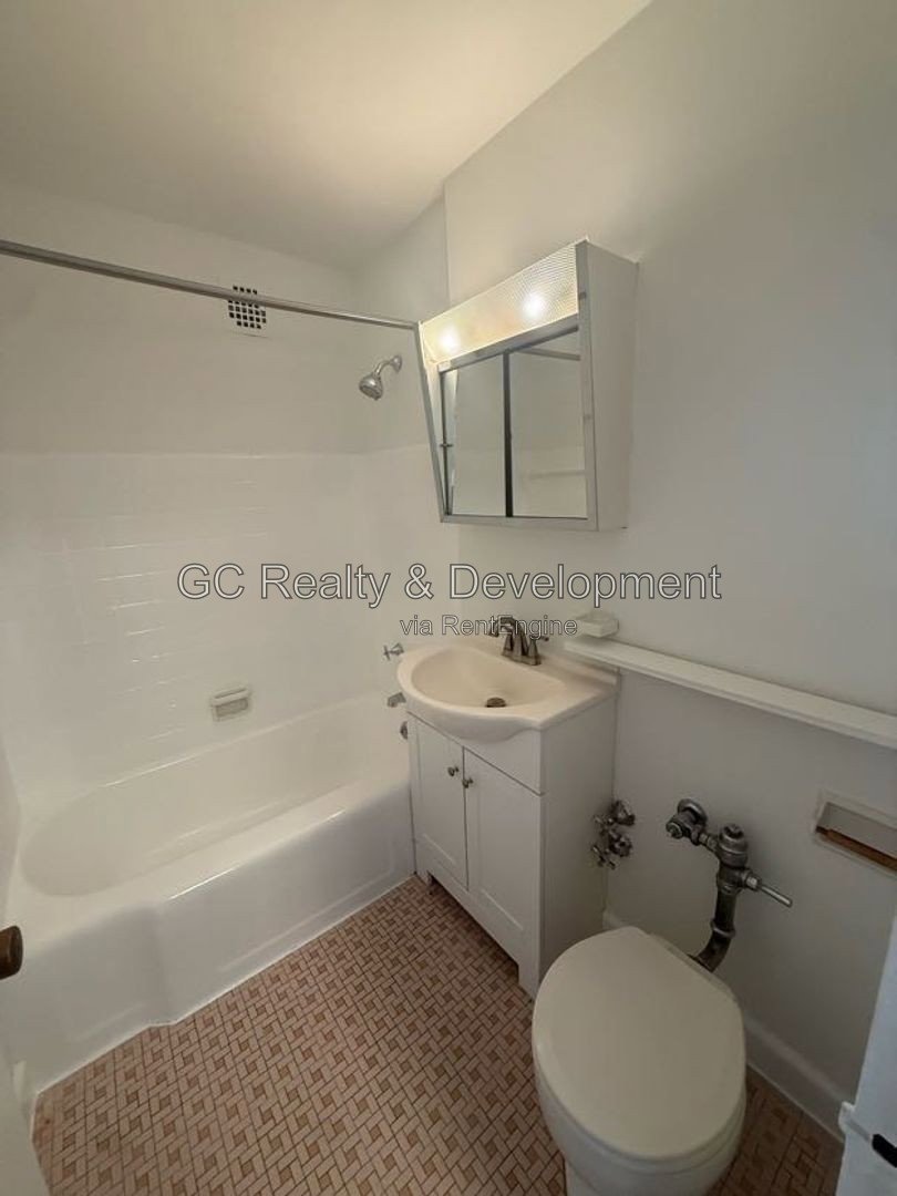 *** UPTOWN / 8TH FLOOR UNIT / ALL UTILITIES INCLUDED / WALK TO TRAIN / LAKE VIEWS *** property image