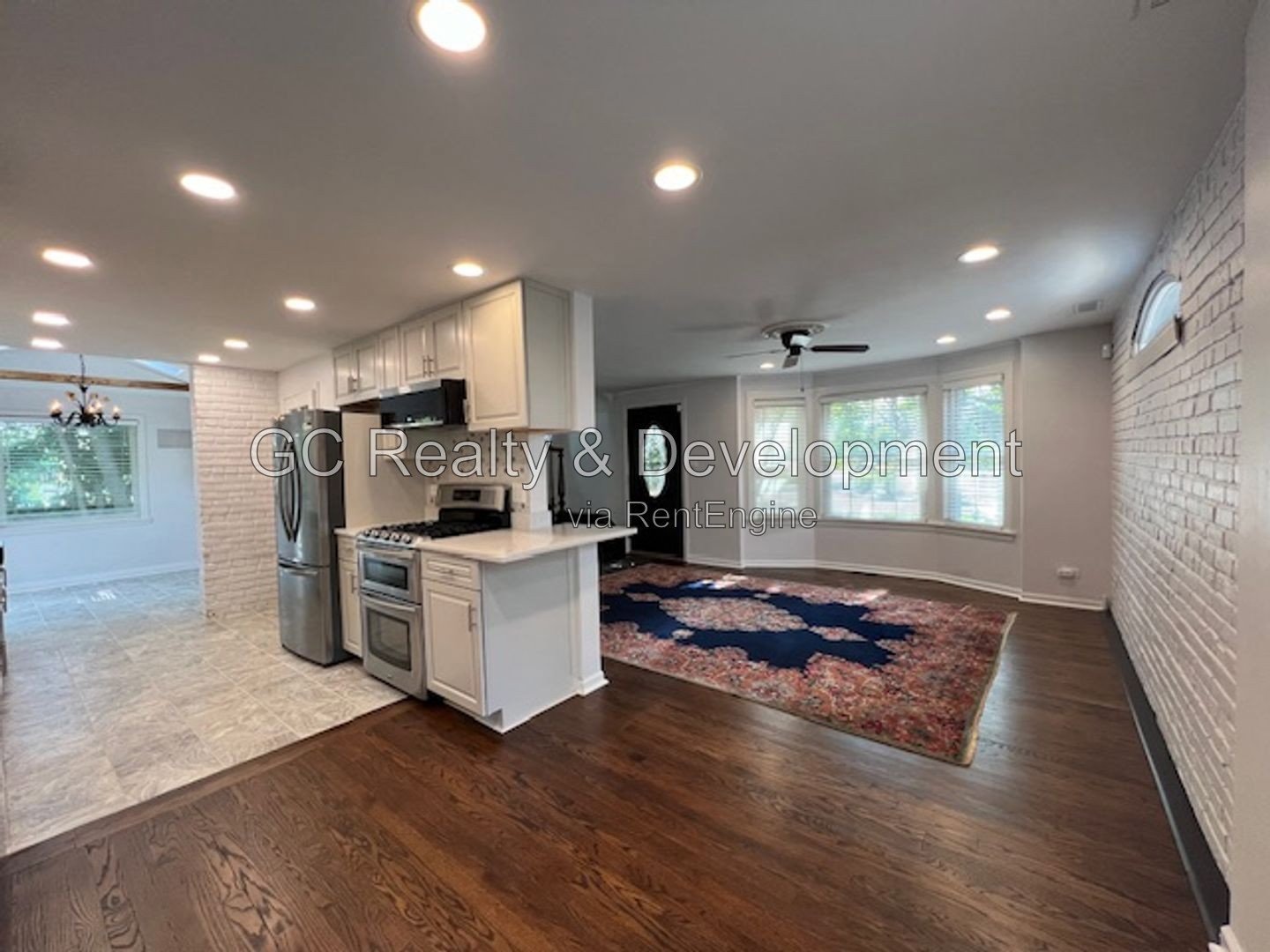 *** BEAUTIFUL ALL BRICK GEORGIAN HOME / CLARENDON HILLS / 3 CAR GARAGE / HUGE FENCED YARD *** property image