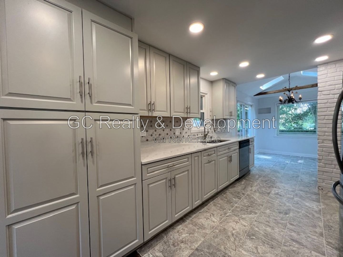*** BEAUTIFUL ALL BRICK GEORGIAN HOME / CLARENDON HILLS / 3 CAR GARAGE / HUGE FENCED YARD *** property image