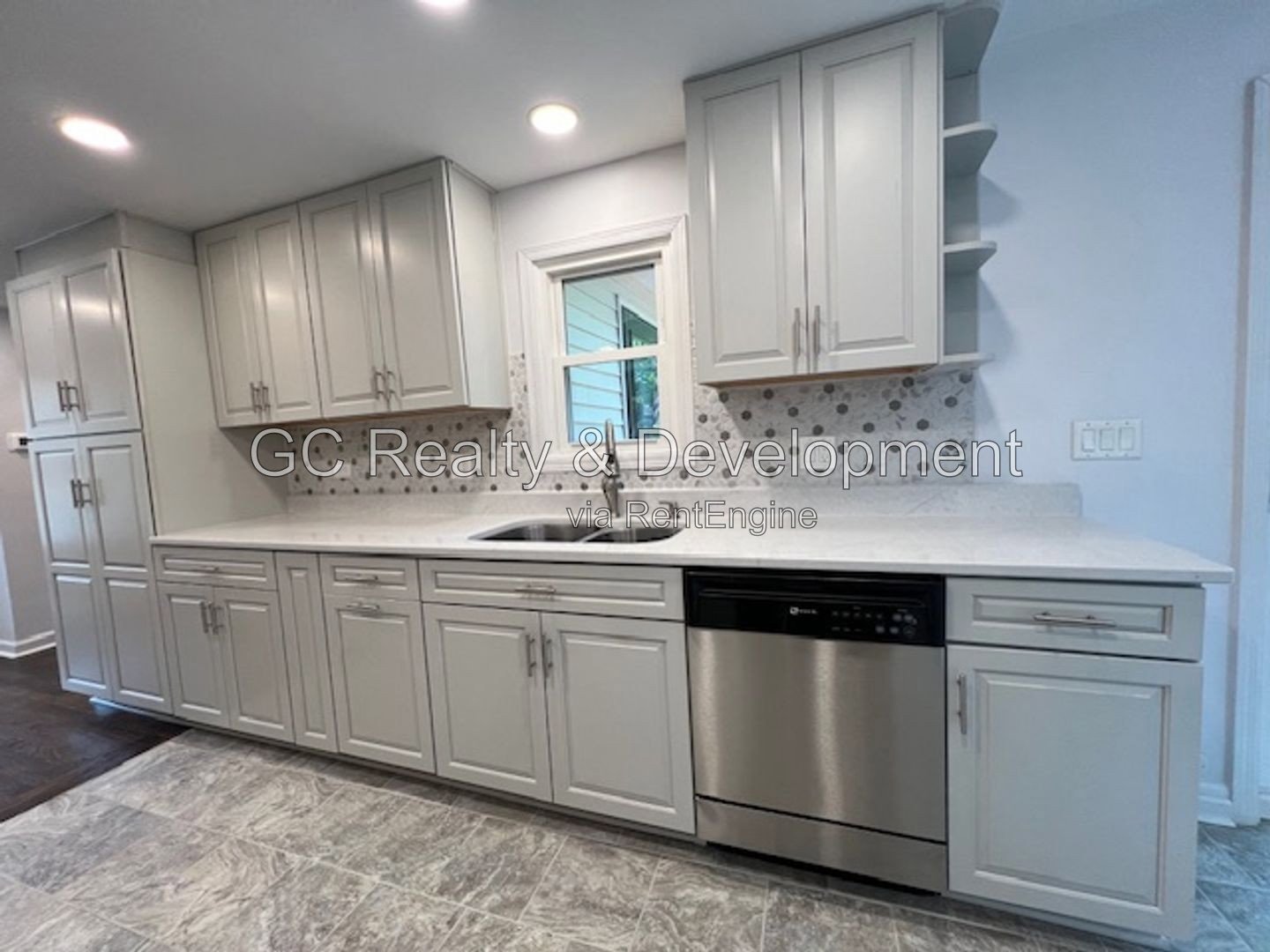 *** BEAUTIFUL ALL BRICK GEORGIAN HOME / CLARENDON HILLS / 3 CAR GARAGE / HUGE FENCED YARD *** property image