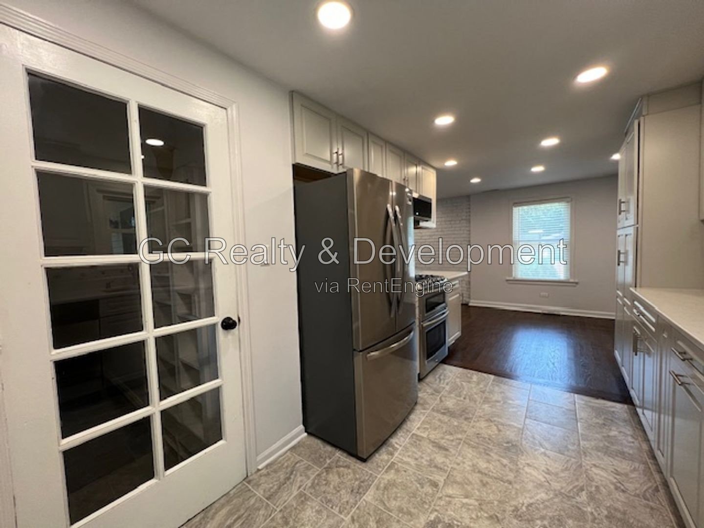 *** BEAUTIFUL ALL BRICK GEORGIAN HOME / CLARENDON HILLS / 3 CAR GARAGE / HUGE FENCED YARD *** property image