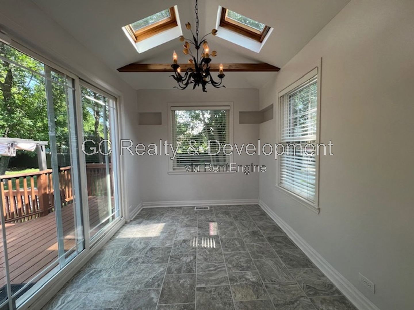 *** BEAUTIFUL ALL BRICK GEORGIAN HOME / CLARENDON HILLS / 3 CAR GARAGE / HUGE FENCED YARD *** property image