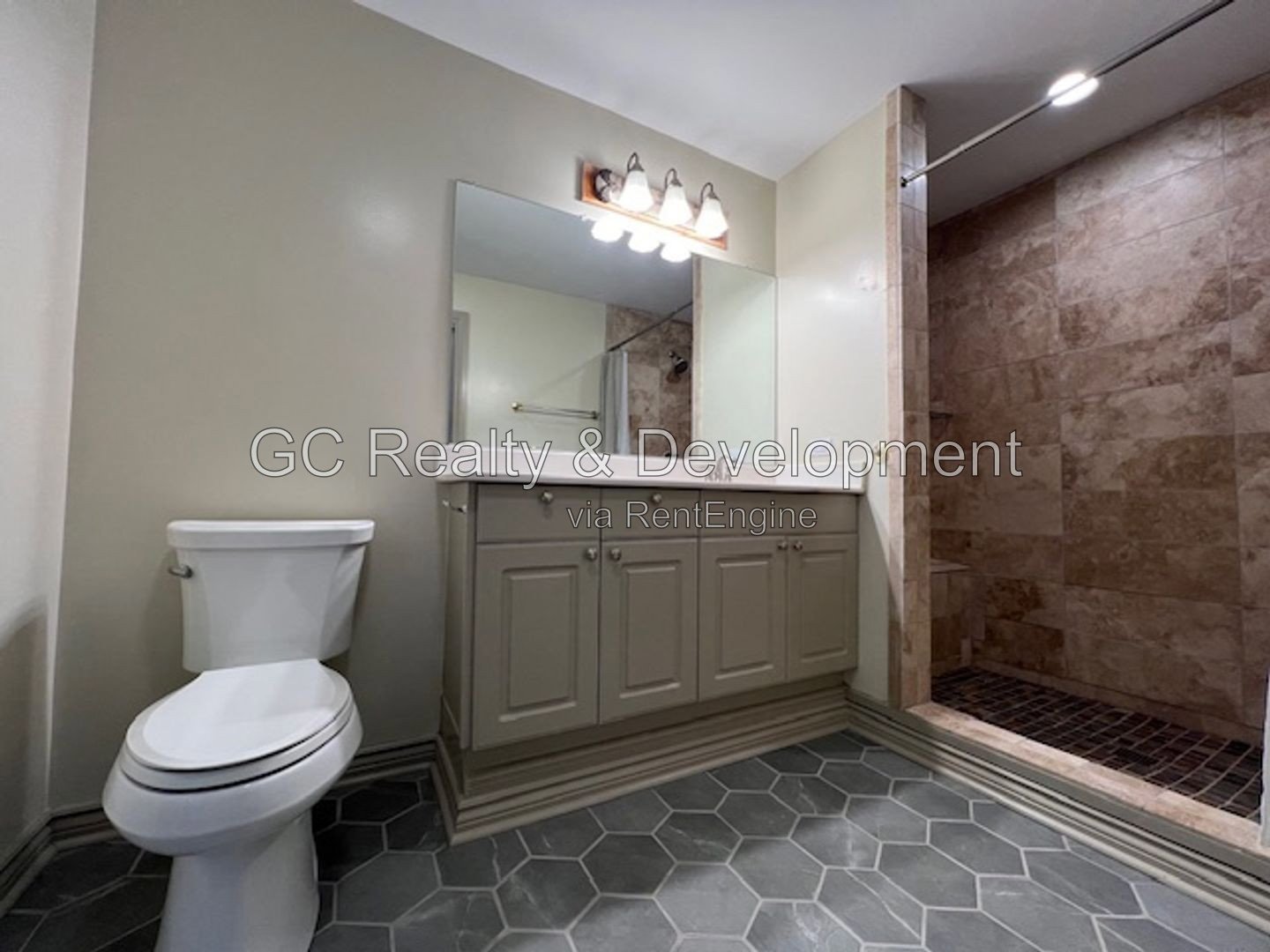 *** BEAUTIFUL ALL BRICK GEORGIAN HOME / CLARENDON HILLS / 3 CAR GARAGE / HUGE FENCED YARD *** property image