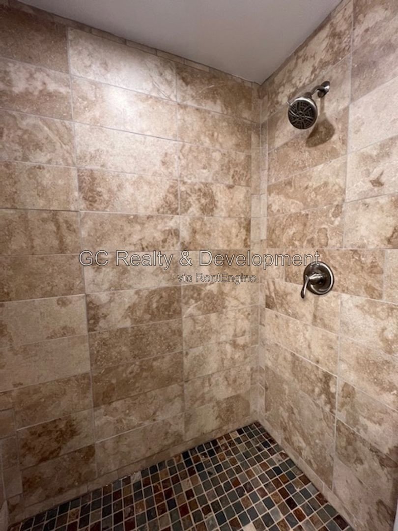 *** BEAUTIFUL ALL BRICK GEORGIAN HOME / CLARENDON HILLS / 3 CAR GARAGE / HUGE FENCED YARD *** property image