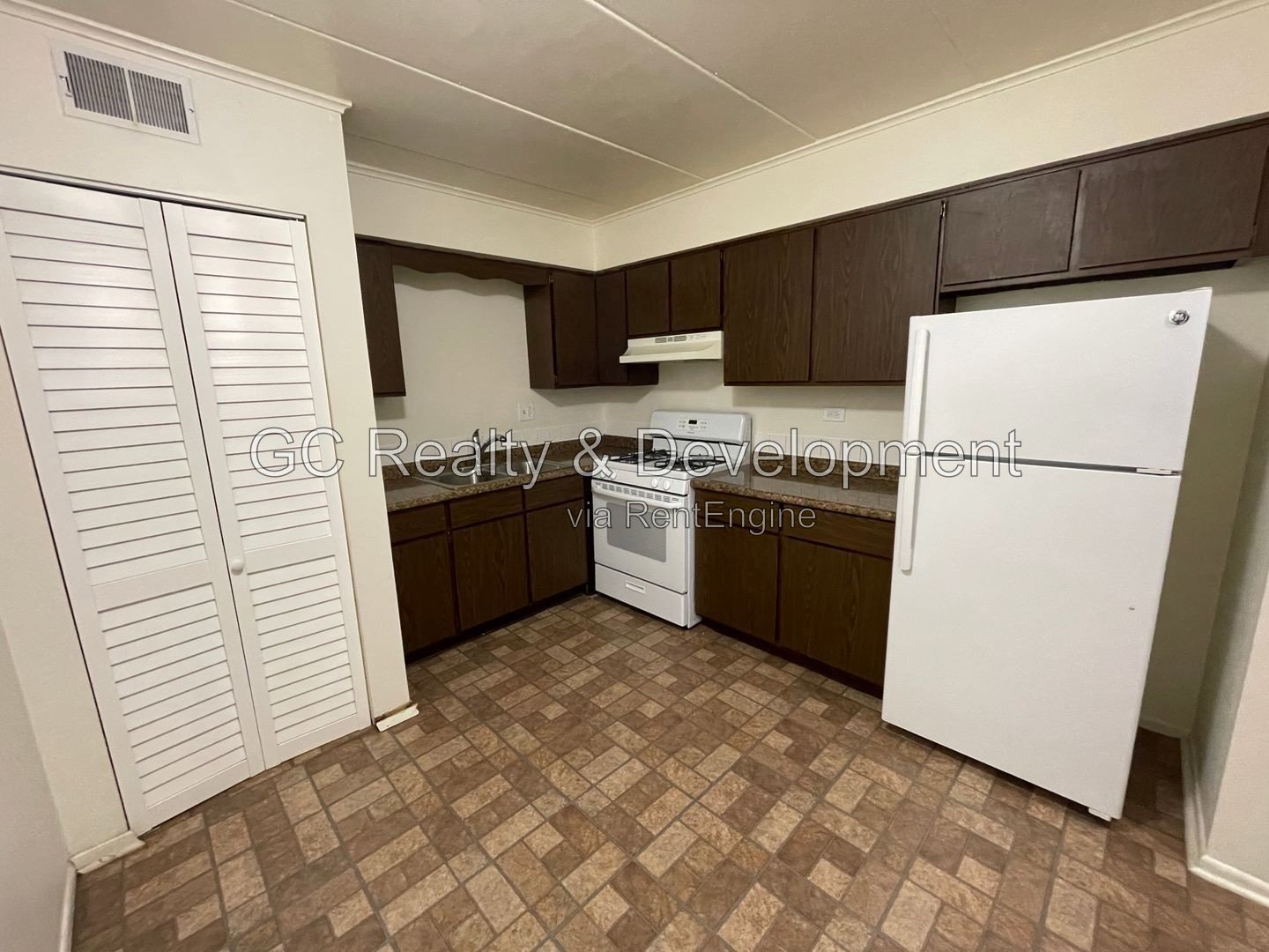 *** AVAIL 8/24 / FIRST FLOOR UNIT / APPL INCL / COIN LAUNDRY / PRIVATE PATIO / 2 PARKING SPOTS *** property image
