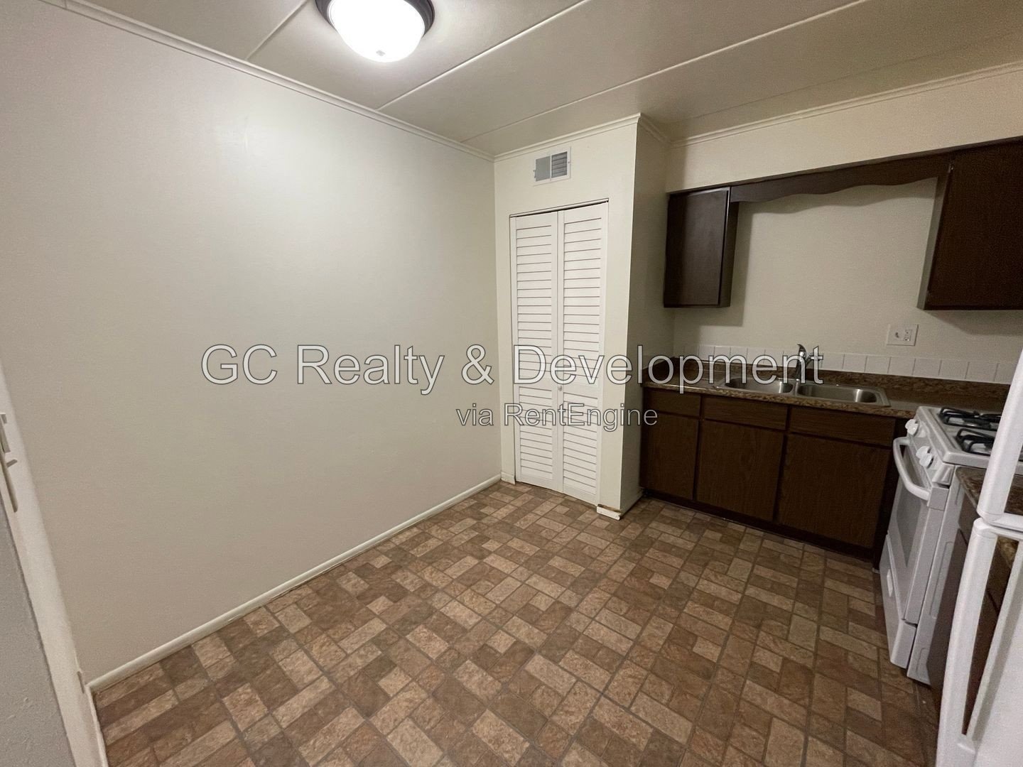*** AVAIL 8/24 / FIRST FLOOR UNIT / APPL INCL / COIN LAUNDRY / PRIVATE PATIO / 2 PARKING SPOTS *** property image