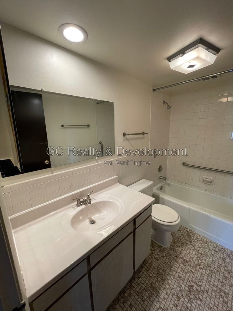 *** AVAIL 8/24 / FIRST FLOOR UNIT / APPL INCL / COIN LAUNDRY / PRIVATE PATIO / 2 PARKING SPOTS *** property image