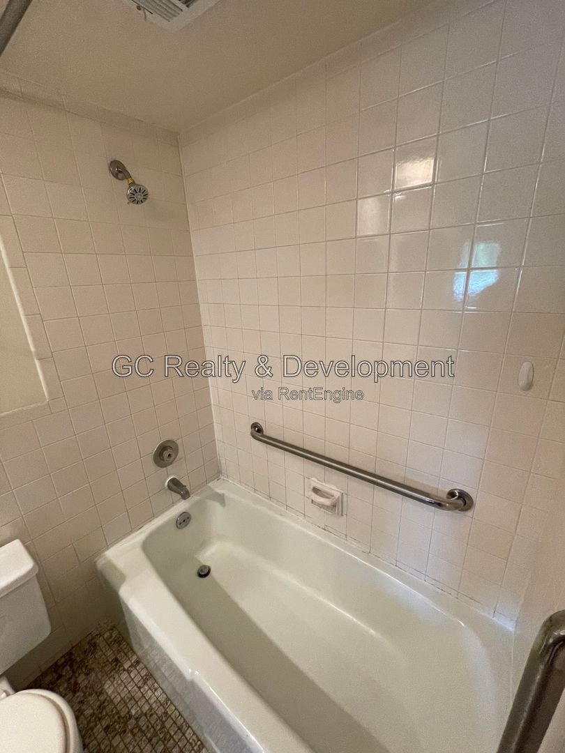 *** AVAIL 8/24 / FIRST FLOOR UNIT / APPL INCL / COIN LAUNDRY / PRIVATE PATIO / 2 PARKING SPOTS *** property image