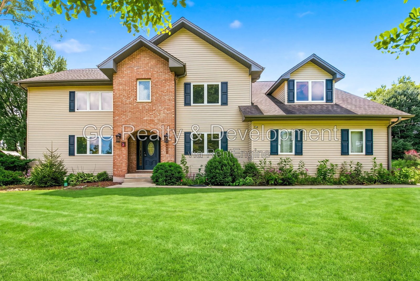 *** 5BR-5BA / HARDWOOD FLOORS / CENTRAL AIR / LARGE GARAGE / IN-UNIT LAUNDRY / FENCED YARD / PET FRIENDLY *** property image