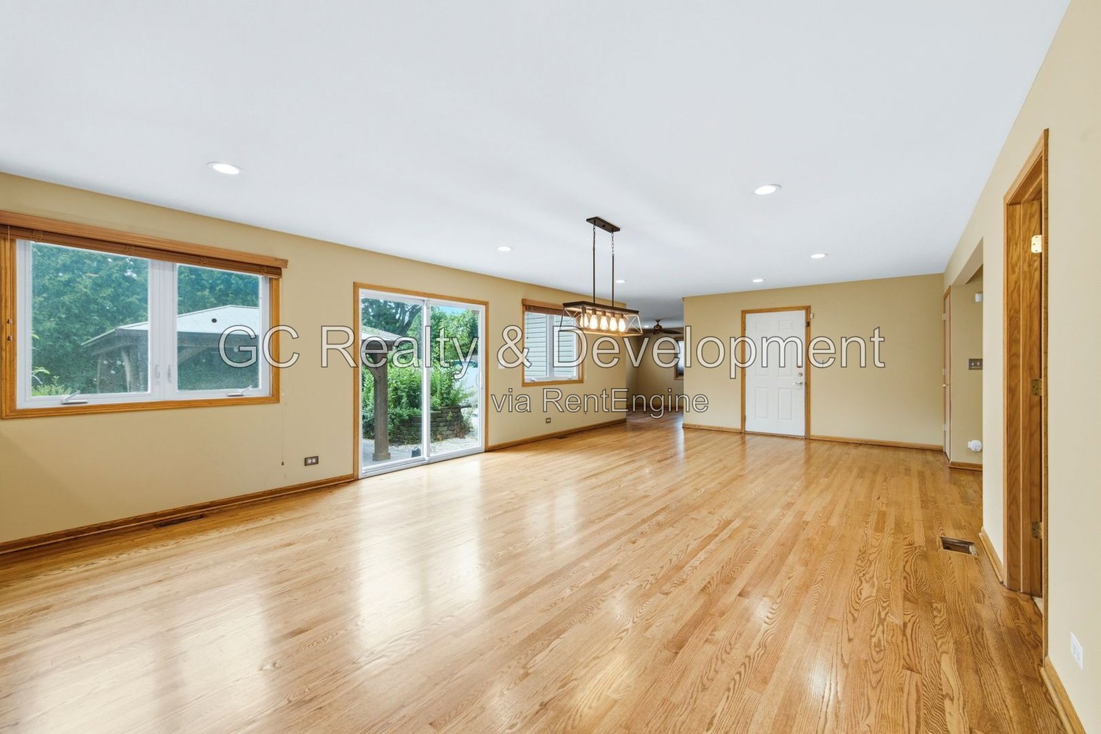 *** 5BR-5BA / HARDWOOD FLOORS / CENTRAL AIR / LARGE GARAGE / IN-UNIT LAUNDRY / FENCED YARD / PET FRIENDLY *** property image