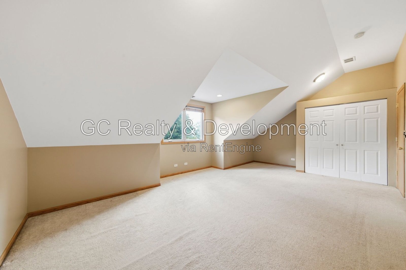*** 5BR-5BA / HARDWOOD FLOORS / CENTRAL AIR / LARGE GARAGE / IN-UNIT LAUNDRY / FENCED YARD / PET FRIENDLY *** property image