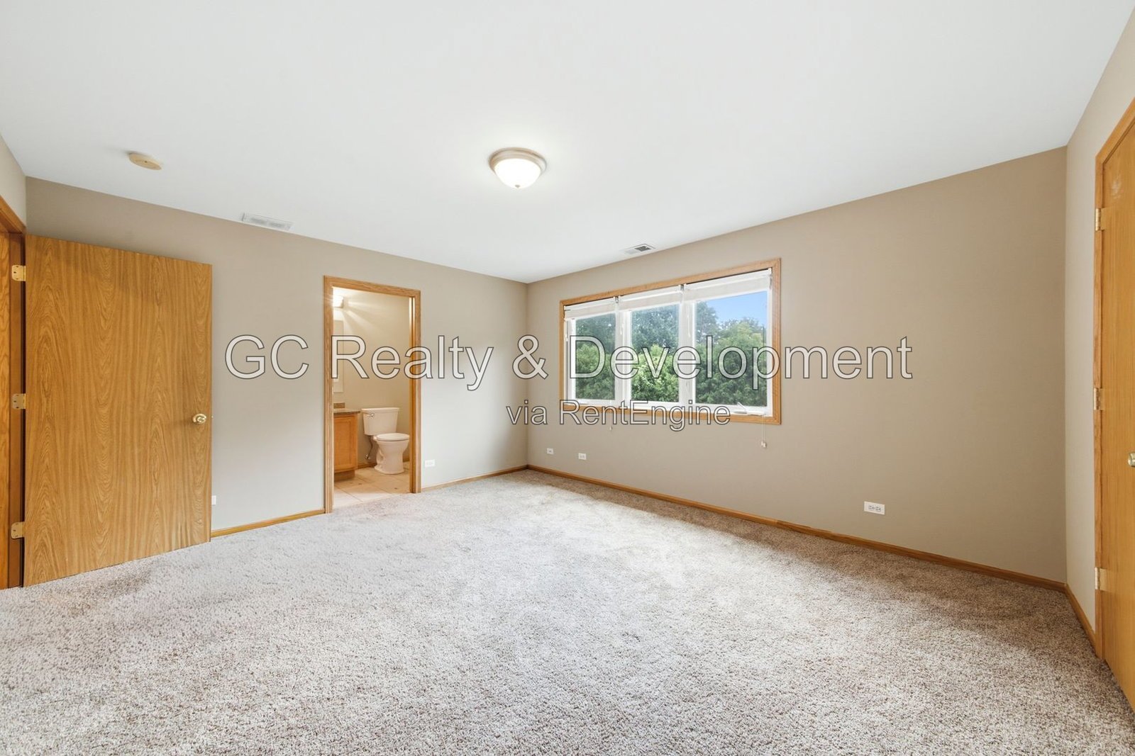 *** 5BR-5BA / HARDWOOD FLOORS / CENTRAL AIR / LARGE GARAGE / IN-UNIT LAUNDRY / FENCED YARD / PET FRIENDLY *** property image