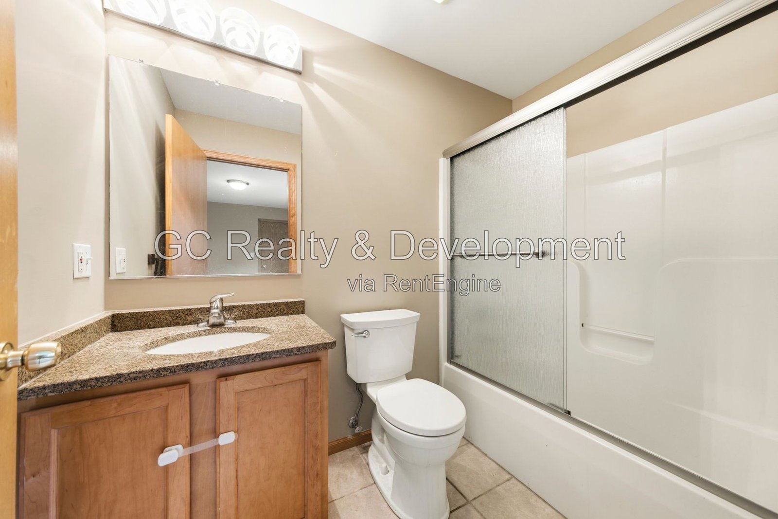 *** 5BR-5BA / HARDWOOD FLOORS / CENTRAL AIR / LARGE GARAGE / IN-UNIT LAUNDRY / FENCED YARD / PET FRIENDLY *** property image