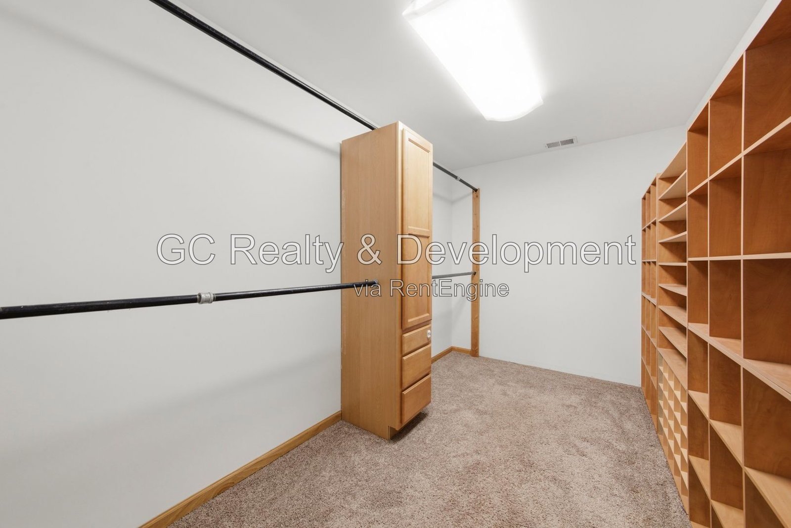*** 5BR-5BA / HARDWOOD FLOORS / CENTRAL AIR / LARGE GARAGE / IN-UNIT LAUNDRY / FENCED YARD / PET FRIENDLY *** property image