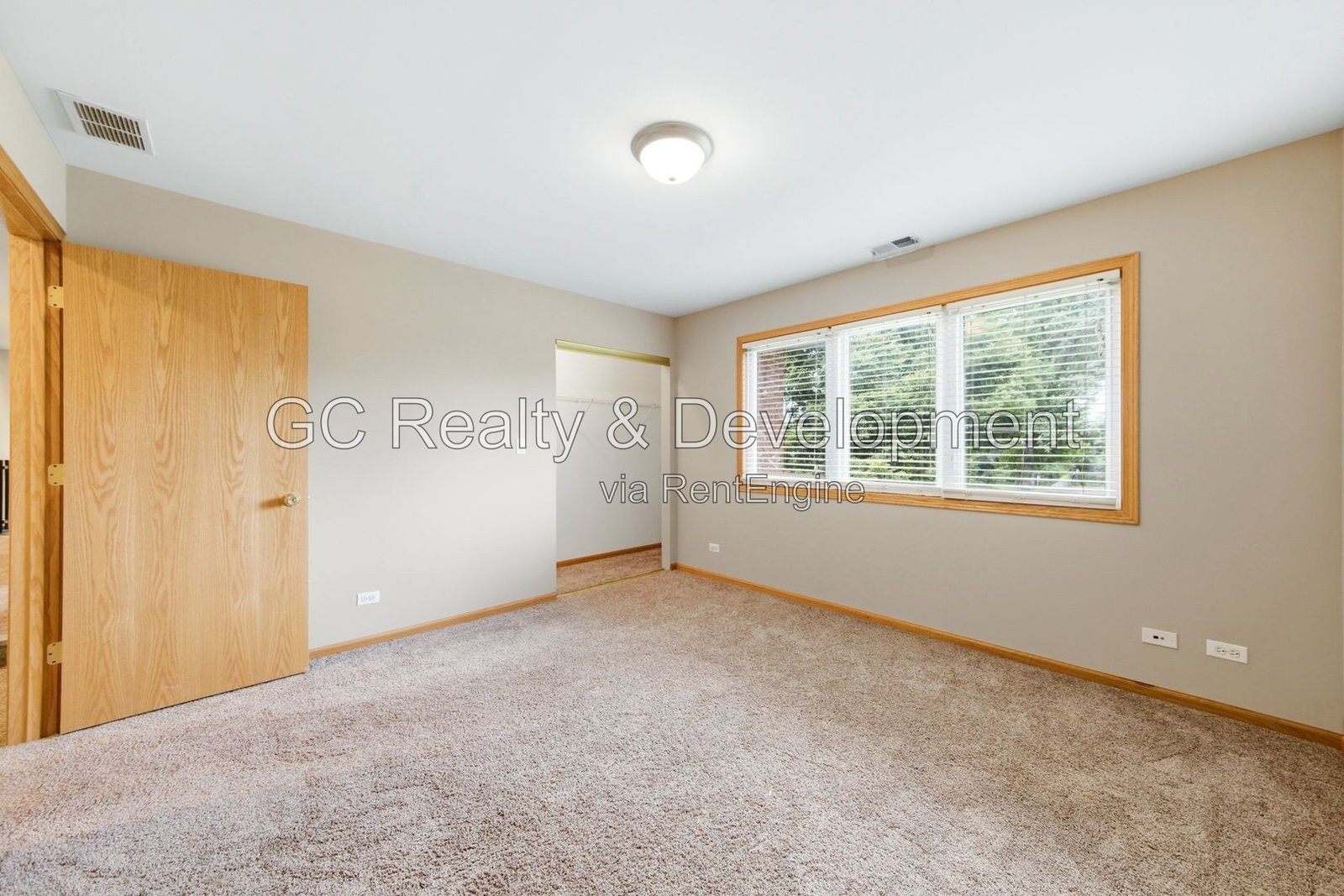 *** 5BR-5BA / HARDWOOD FLOORS / CENTRAL AIR / LARGE GARAGE / IN-UNIT LAUNDRY / FENCED YARD / PET FRIENDLY *** property image