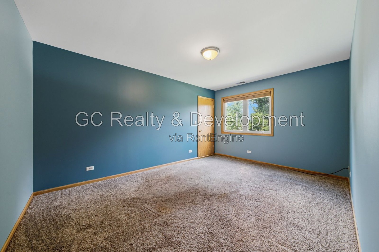 *** 5BR-5BA / HARDWOOD FLOORS / CENTRAL AIR / LARGE GARAGE / IN-UNIT LAUNDRY / FENCED YARD / PET FRIENDLY *** property image