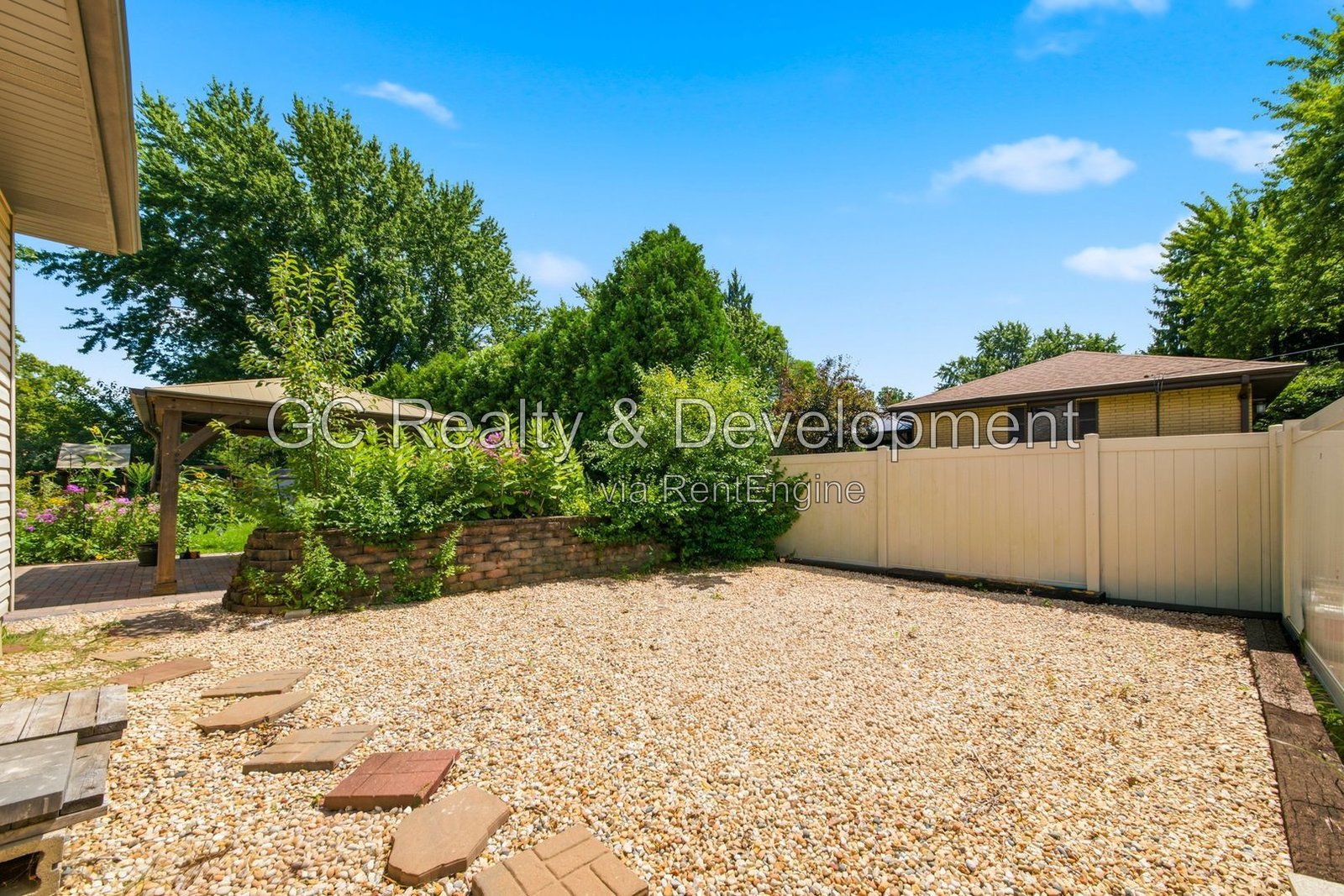 *** 5BR-5BA / HARDWOOD FLOORS / CENTRAL AIR / LARGE GARAGE / IN-UNIT LAUNDRY / FENCED YARD / PET FRIENDLY *** property image
