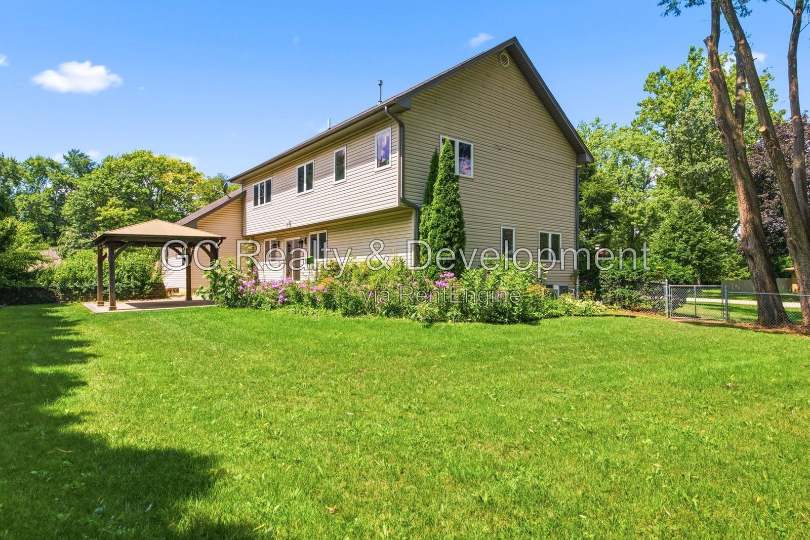 *** 5BR-5BA / HARDWOOD FLOORS / CENTRAL AIR / LARGE GARAGE / IN-UNIT LAUNDRY / FENCED YARD / PET FRIENDLY *** property image