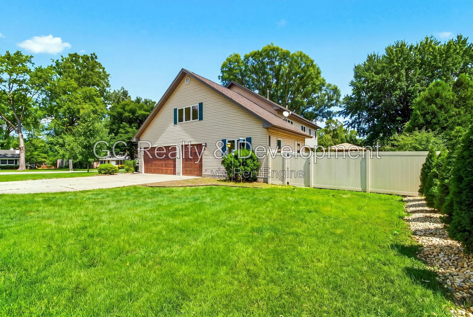 *** 5BR-5BA / HARDWOOD FLOORS / CENTRAL AIR / LARGE GARAGE / IN-UNIT LAUNDRY / FENCED YARD / PET FRIENDLY *** property image
