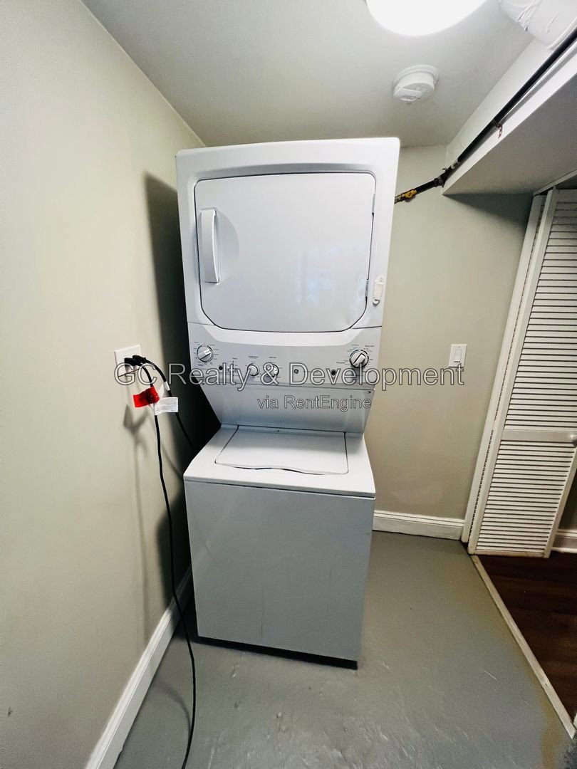 *** LOGAN SQUARE / 4BR-2BR DUPLEX DOWN / SS APPLIANCES / CENTRAL AIR / IN-UNIT LAUNDRY / PET FRIENDLY / HARDWOOD FLOORS / FINISHED BASEMENT *** property image