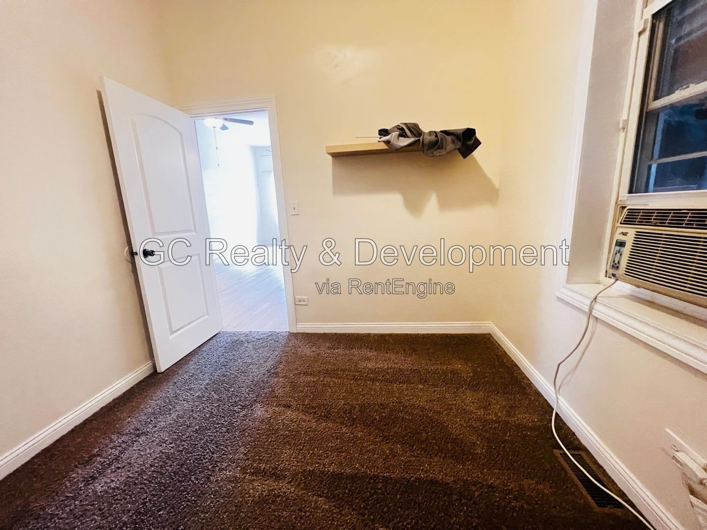 ** 4BR-2BA DUPLEX UP / PARKING SPACE INCL / KITCHEN APPL INCL / FREE LAUNDRY ON SITE / EASY COMMUTE ** property image