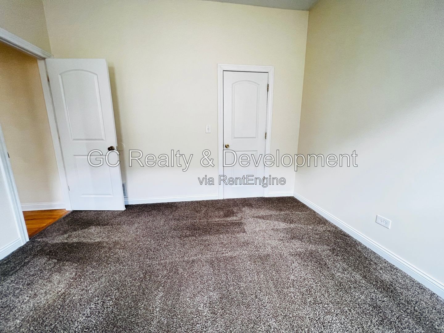 ** 4BR-2BA DUPLEX UP / PARKING SPACE INCL / KITCHEN APPL INCL / FREE LAUNDRY ON SITE / EASY COMMUTE ** property image