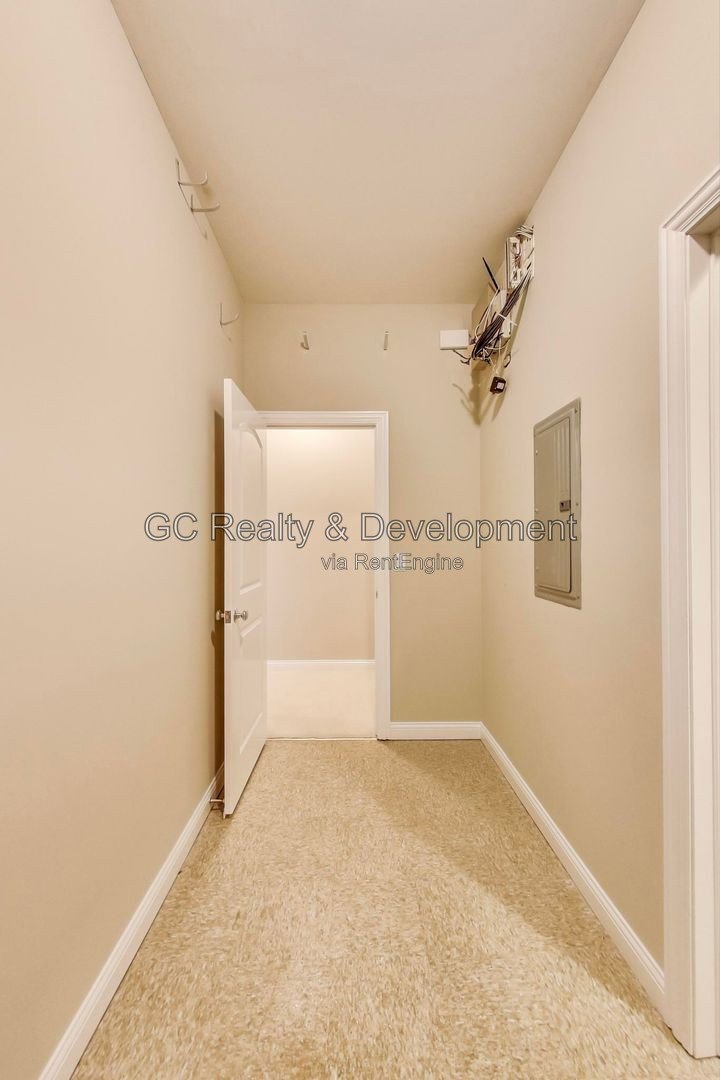 *** 3BR, 3BA / CENTRAL AIR / IN-UNIT LAUNDRY / WALK-IN CLOSETS / SS APPLIANCES / GARAGE / FINISHED BASEMENT / 2400 SF *** property image