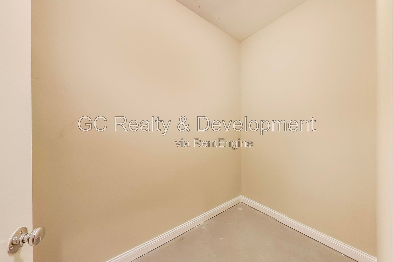 *** 3BR, 3BA / CENTRAL AIR / IN-UNIT LAUNDRY / WALK-IN CLOSETS / SS APPLIANCES / GARAGE / FINISHED BASEMENT / 2400 SF *** property image