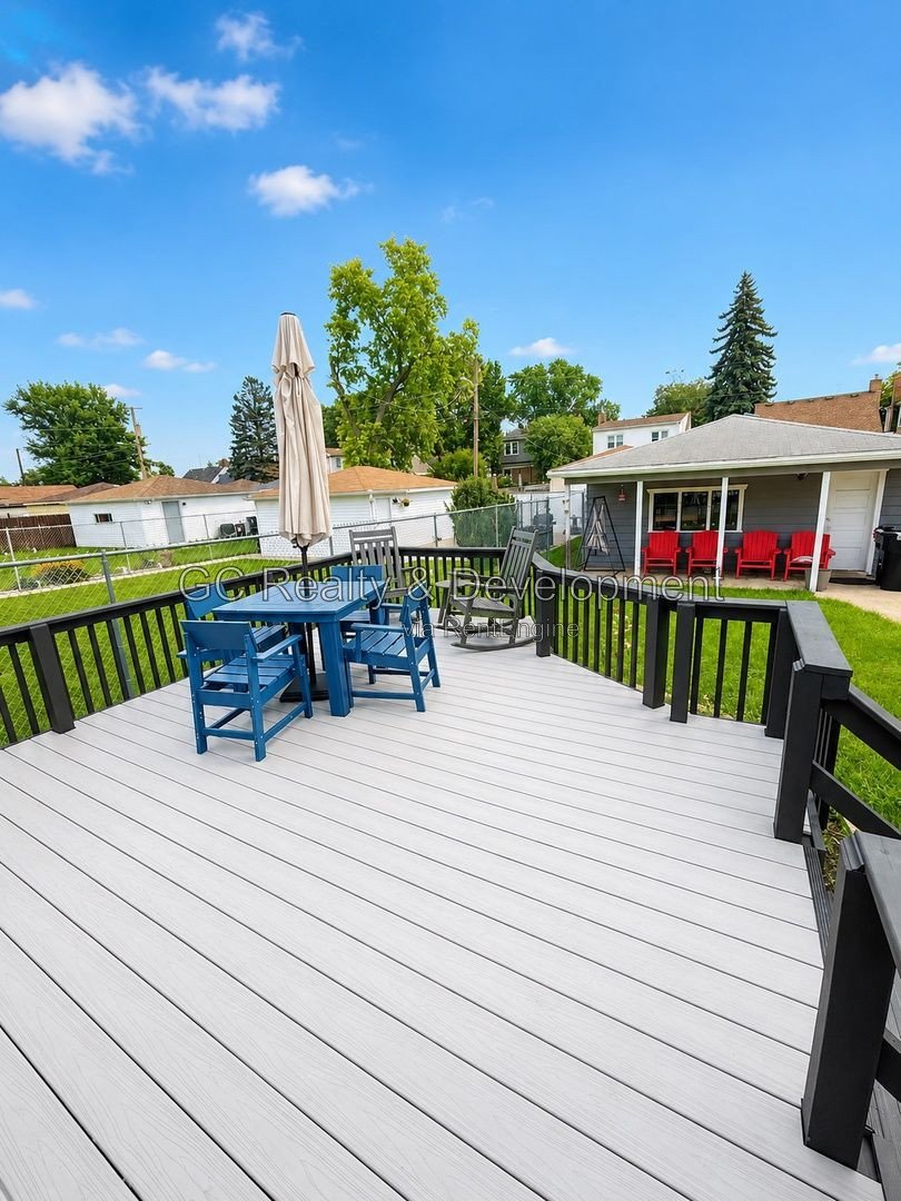 *** 3BR, 1BA / CENTRAL AIR / SS APPLIANCES / IN-UNIT LAUNDRY / GARAGE *** property image