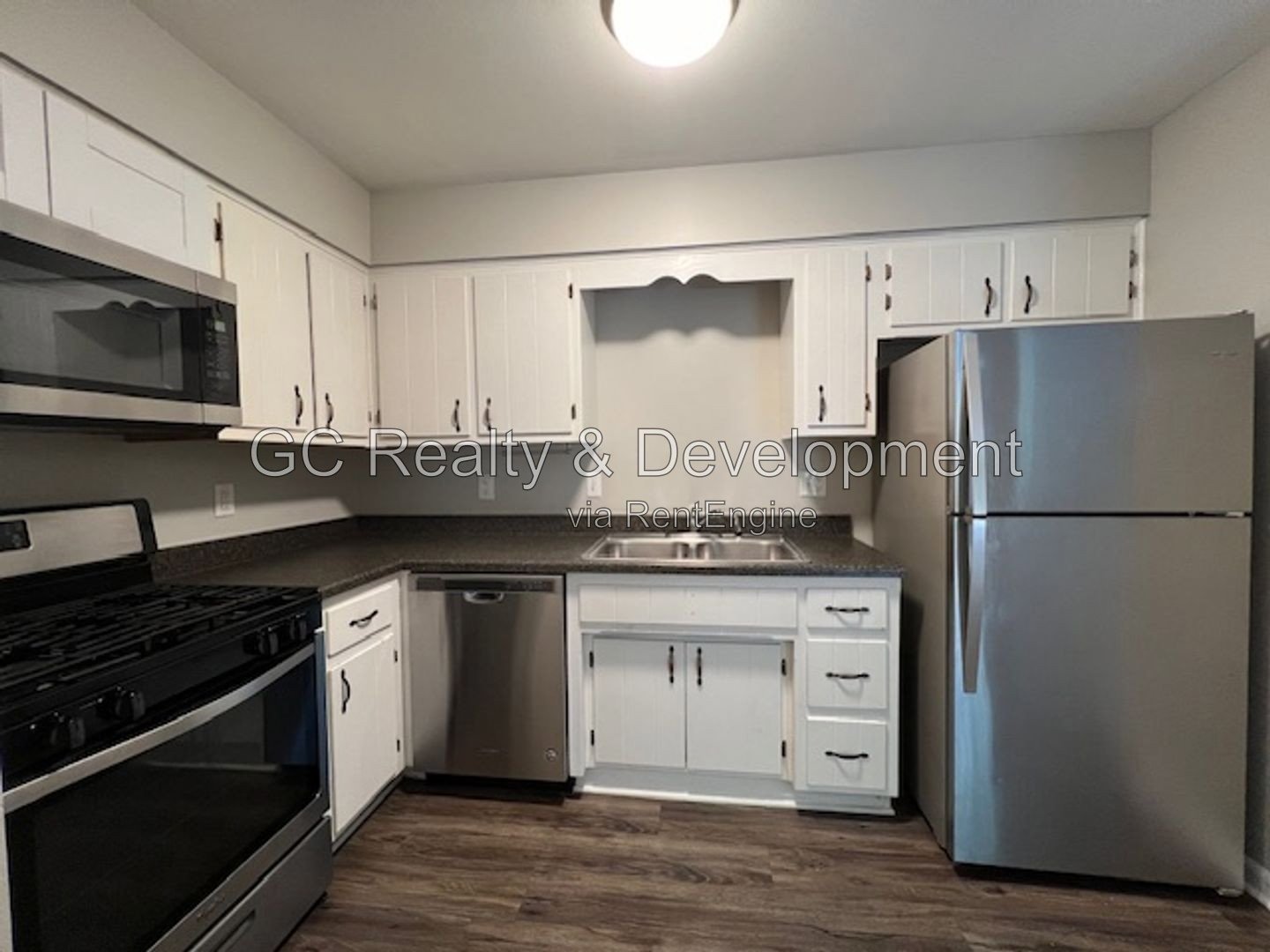 *** 2ND FLOOR / 2 BDRM / TENANT PAYS ONLY ELECTRIC / SS APPL / STORAGE*** property image