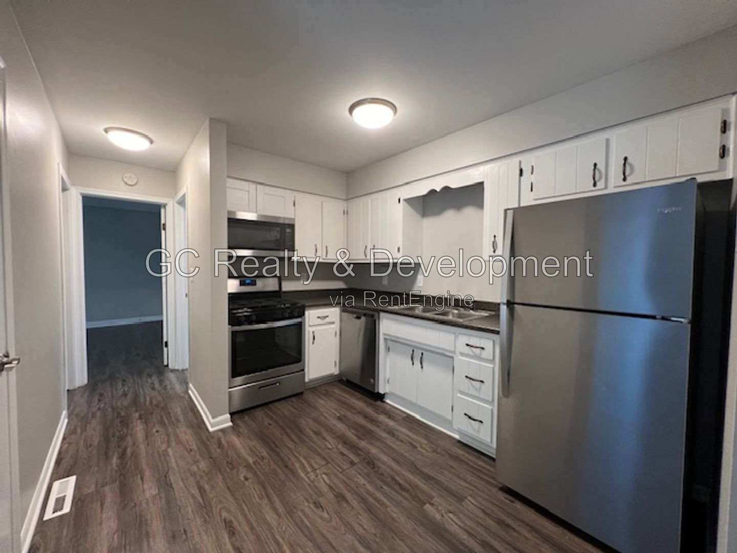 *** 2ND FLOOR / 2 BDRM / TENANT PAYS ONLY ELECTRIC / SS APPL / STORAGE*** property image