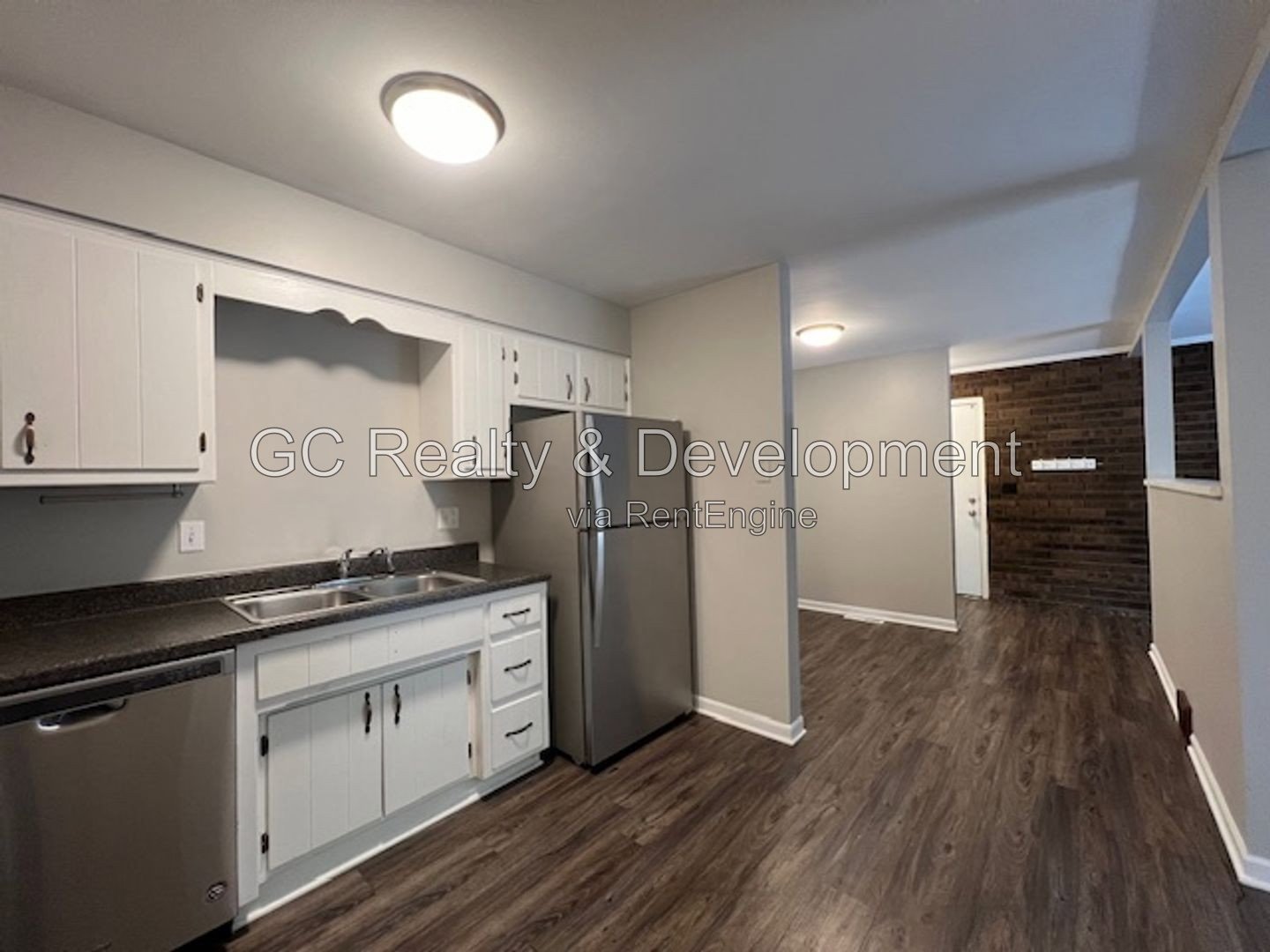 *** 2ND FLOOR / 2 BDRM / TENANT PAYS ONLY ELECTRIC / SS APPL / STORAGE*** property image