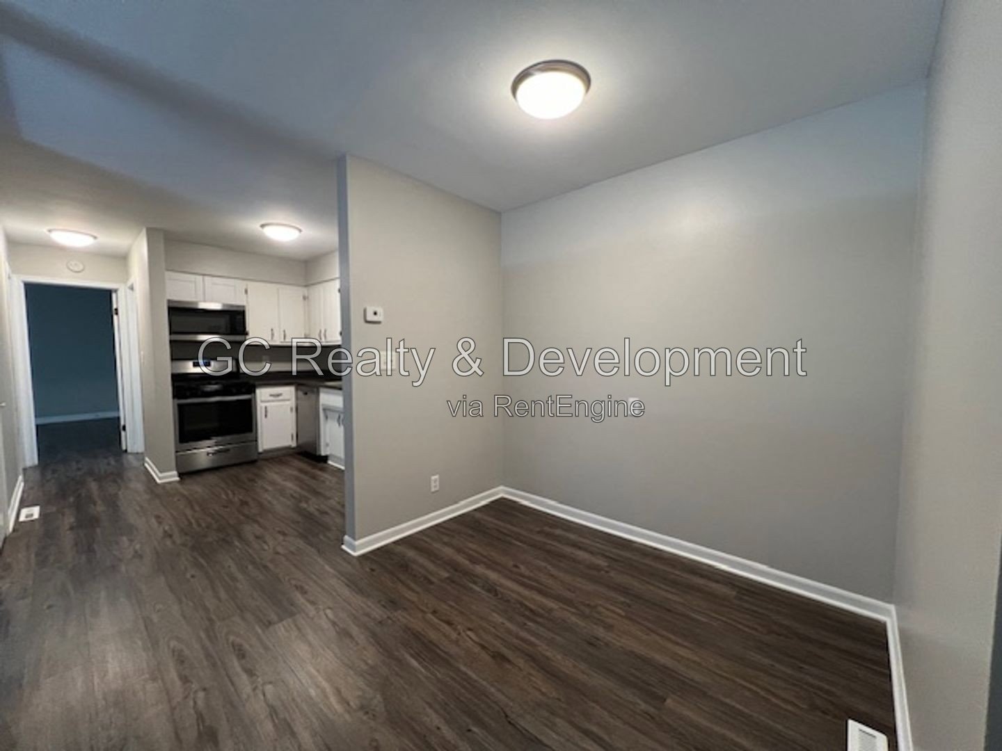 *** 2ND FLOOR / 2 BDRM / TENANT PAYS ONLY ELECTRIC / SS APPL / STORAGE*** property image