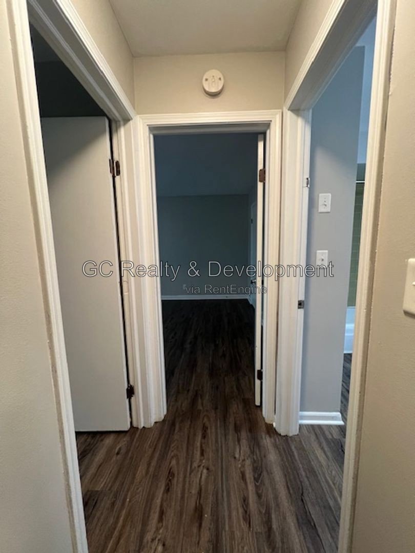 *** 2ND FLOOR / 2 BDRM / TENANT PAYS ONLY ELECTRIC / SS APPL / STORAGE*** property image