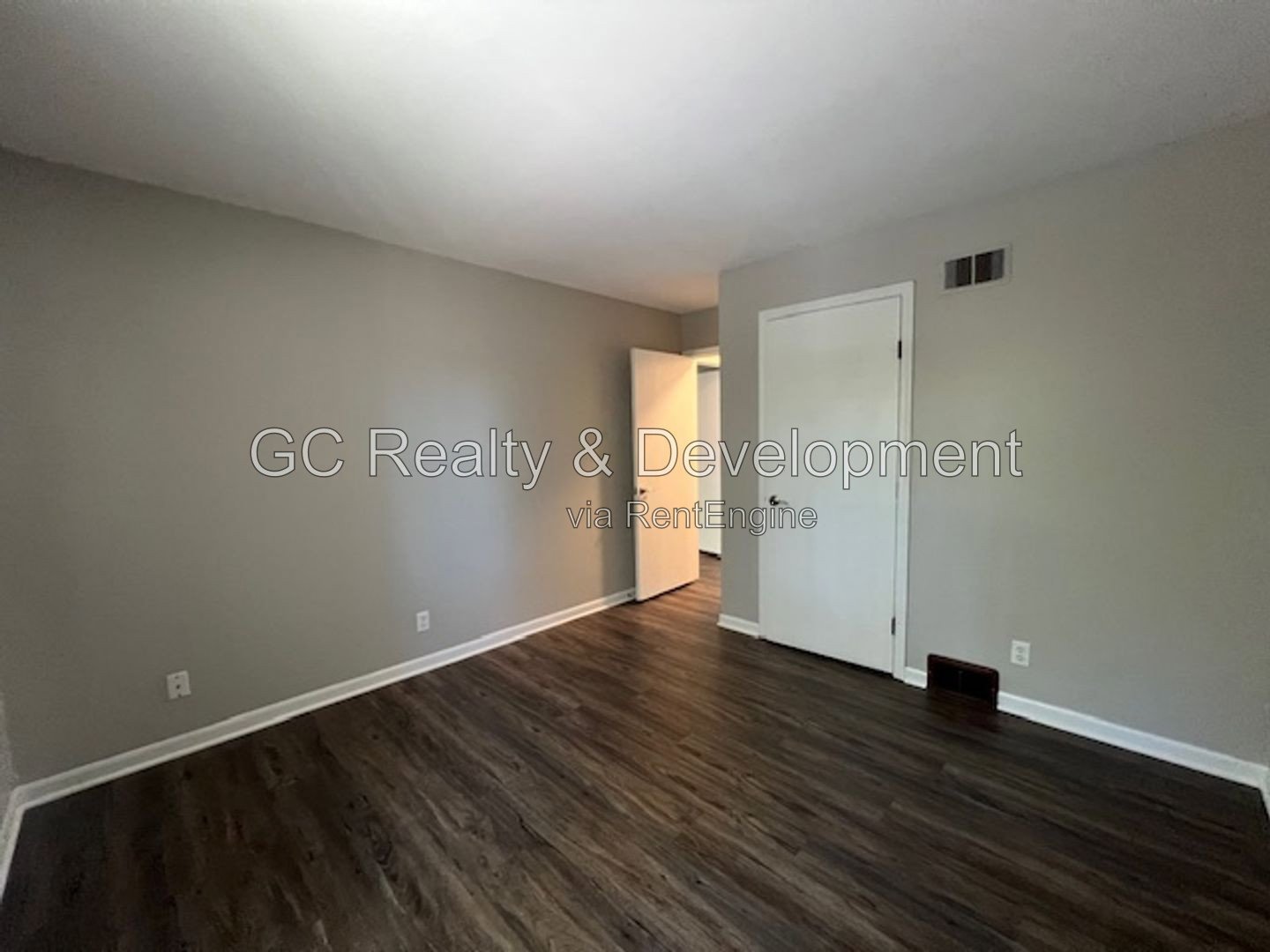 *** 2ND FLOOR / 2 BDRM / TENANT PAYS ONLY ELECTRIC / SS APPL / STORAGE*** property image