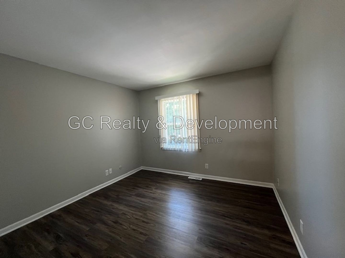 *** 2ND FLOOR / 2 BDRM / TENANT PAYS ONLY ELECTRIC / SS APPL / STORAGE*** property image