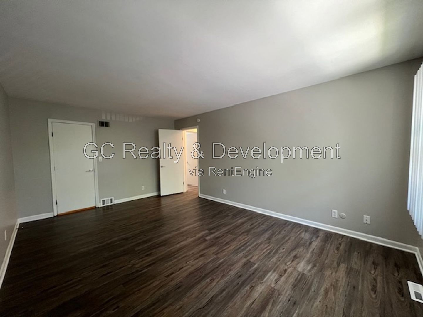 *** 2ND FLOOR / 2 BDRM / TENANT PAYS ONLY ELECTRIC / SS APPL / STORAGE*** property image
