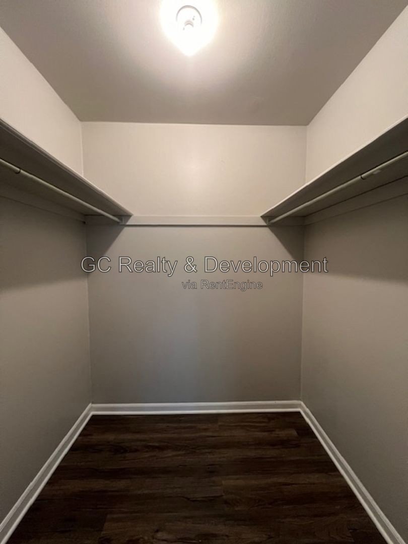 *** 2ND FLOOR / 2 BDRM / TENANT PAYS ONLY ELECTRIC / SS APPL / STORAGE*** property image